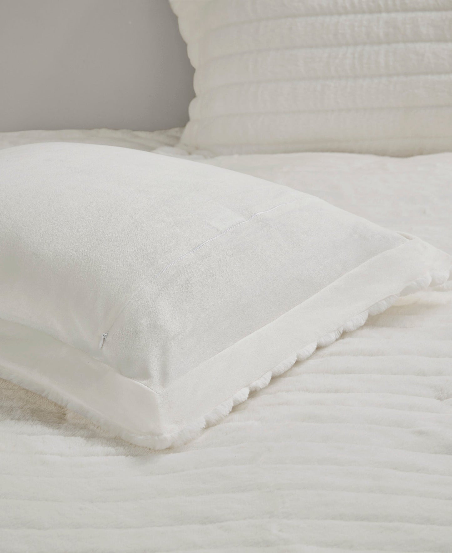Eve Faux Fur Comforter Set