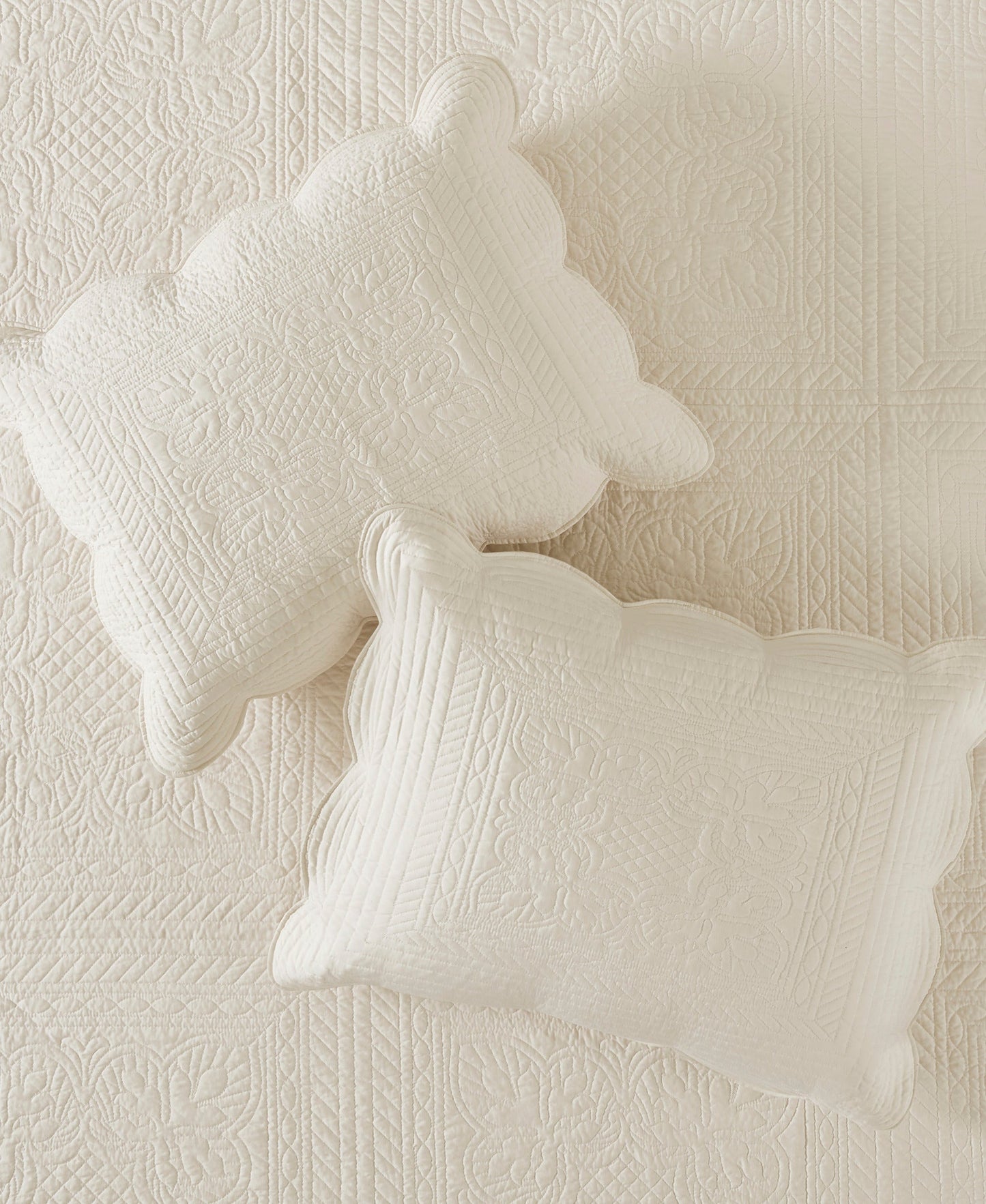 Genoa 3 Piece Reversible Scalloped Edge Quilt Set
